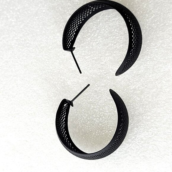 Lightweight Black Earrings - Picture 6 of 9